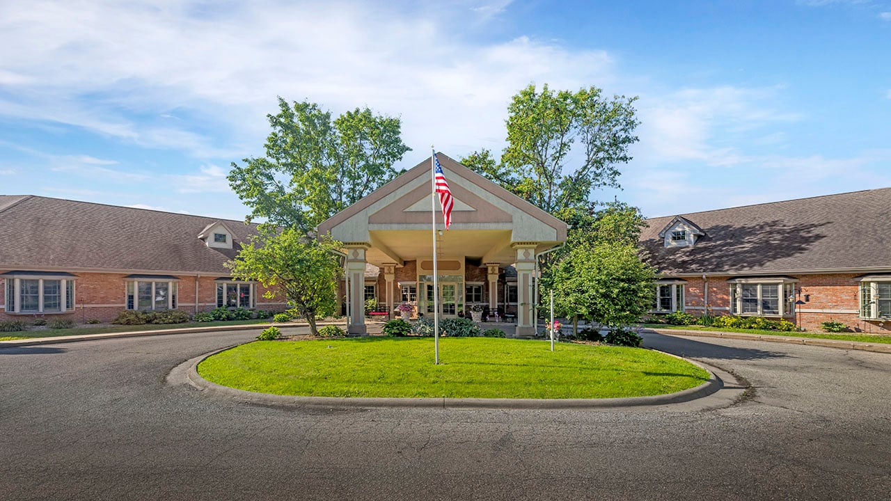 Central landscaped courtyard with outdoor seating at Prairie Place, an assisted living facility in Kewanee, IL, Henry County.